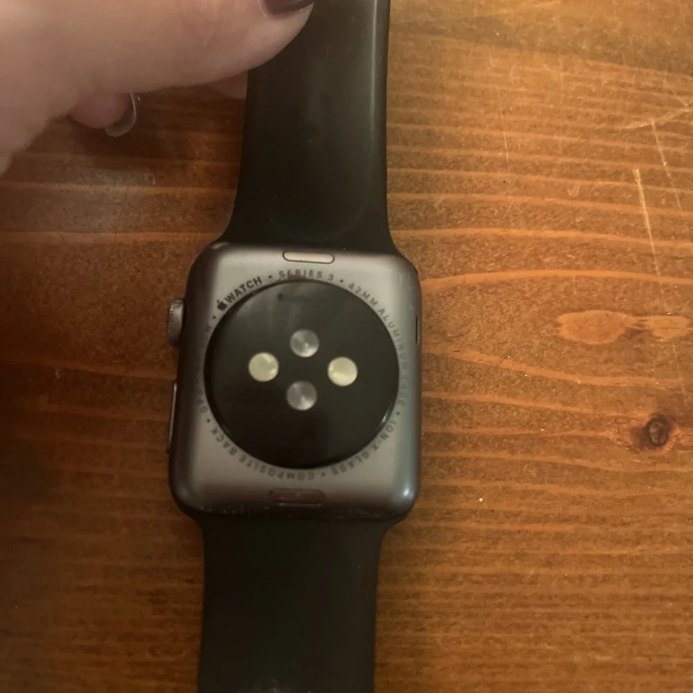 Broken Unlocked Apple Watch Series 3 42MM Cracked Screen with‎ 7 Watch Bands